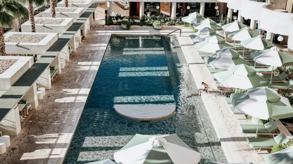 Piscine d’hôtel dans une cour
