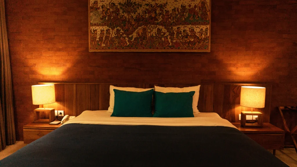 Chambre aux boiseries chaleureuses