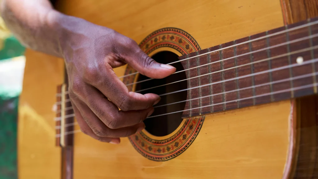 Mains jouant de la guitare classique