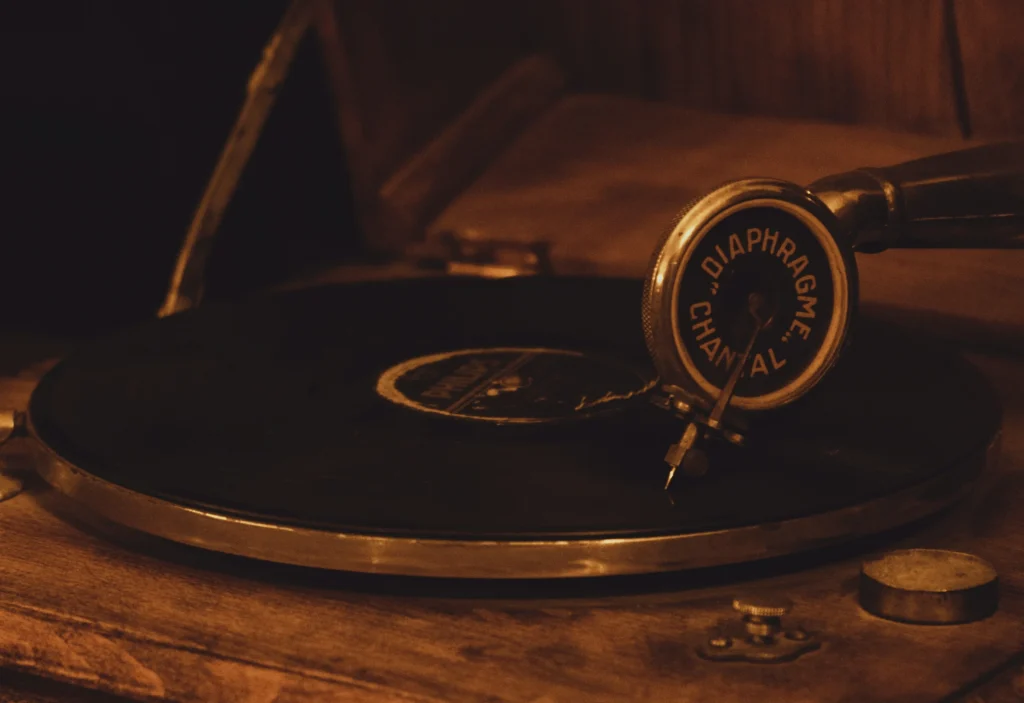 Tourne-disque vintage et vinyle dans une lumière tamisée