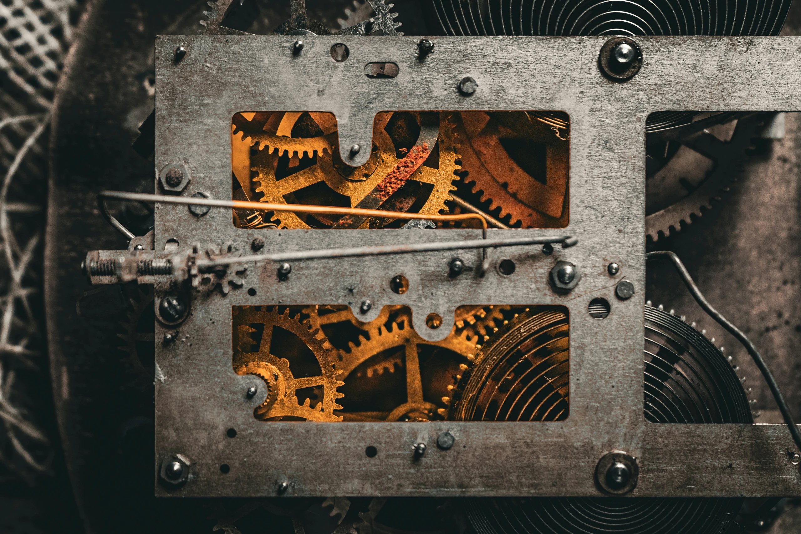 Rouages et mécanisme d’une horloge ancienne éclairés d’une lumière ambrée