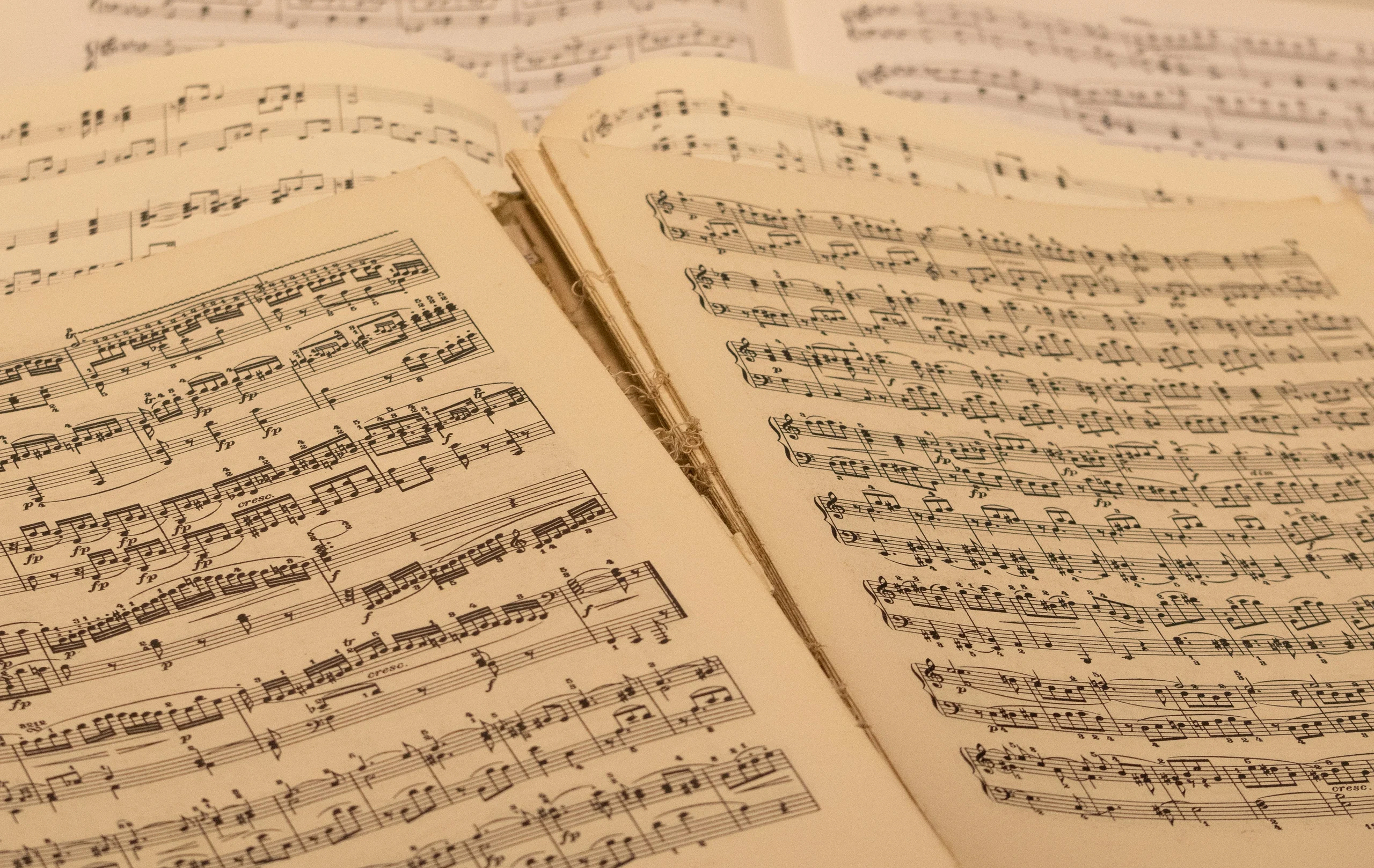 Partition musicale manuscrite en lumière chaude