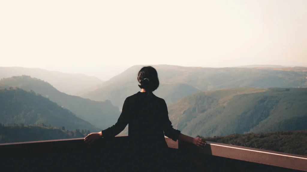 Méditation face à la montagne