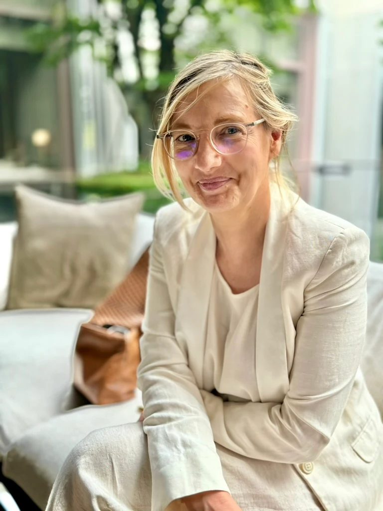 Portrait d’une femme en veste claire dans un salon